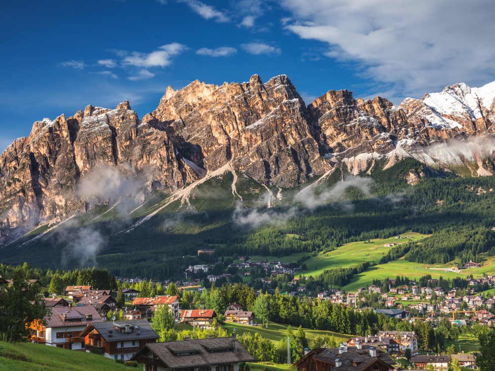 CORTINA, JAK DZIEDZINIEC DOLOMIT&Oacute;W